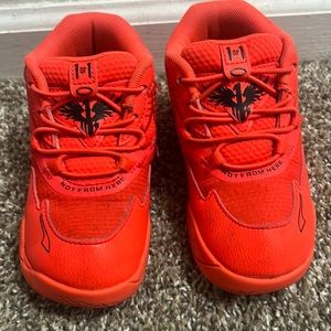 Excellent condition. Only worn a couple times. No flaws